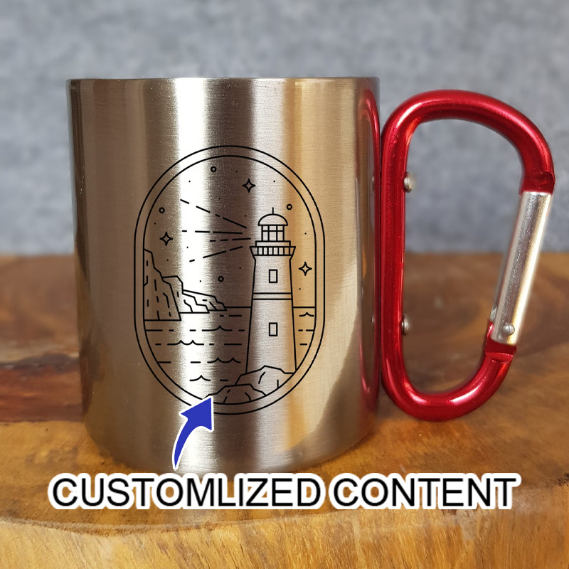 Coffee Equipment For Camping - ステンレス製キャンプマグカップ。カラビナ付きハンドル、山と月と森のプリント。持ち運び可能なアウトドア用ハイキング・旅行用コーヒーカップ。